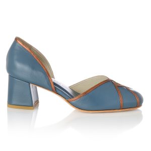 Sapato Symi em couro azul noite e detalhes em metalizado bronze, salto médio grosso com 5,5cm de altura e sola de couro, feito à mão, pose 1