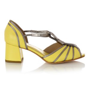 Sandália Brisa pelica amarela com detalhes prata velho, ajuste com elástico, salto bloco de 5,5cm e sola de couro feito à mão.