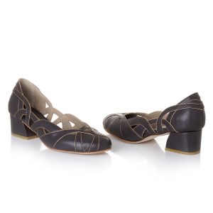 Sapato Paula par em couro pinhão com recortes, vivos em pelica metalizada cobre, salto baixo de 3,5 cm, sola em couro natural, feito á mão.
