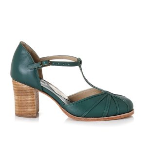Sapato Restelo em pelica verde, salto grosso com altura de 6,5 cm, sola em couro com vira natural feita à mão.