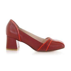 Sapato Ester em couro cereja com vivo largo em pelica tomate, salto médio grosso de 5,5cm e sola de couro feito à mão.