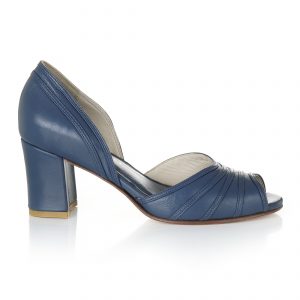 Sandália Telma em couro azul, detalhes de pesponto, salto bloco alto de 6,5 cm sola de couro natural, feita à mão.
