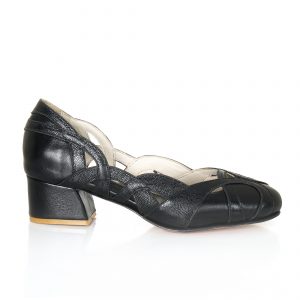 Sapato Paula preto com recortes em couro texturizado no tom. Salto baixo de 3,5 cm, sola em couro natural e feito á mão.