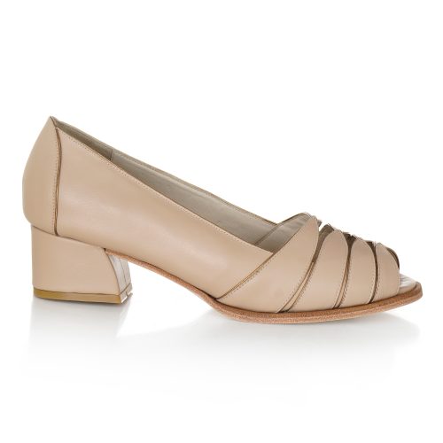 Sapato peep toe Gio em couro nude claro, com recortes e vivo ouro velho. Salto bloco com 4cm de altura, meia vira e sola em couro natural, feita à mão.