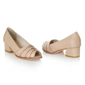 Sapato peep toe Gio par em couro nude claro, com recortes e vivo ouro velho. Salto bloco com 4cm de altura, meia vira e sola em couro natural, feita à mão.