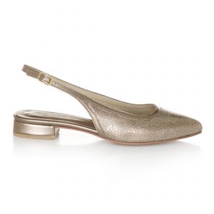 Slingback Lara em couro craquelado prata, com vivo prata, fechamento com fivela, salto rasteiro de 2cm e sola em couro natural, feito à mão.